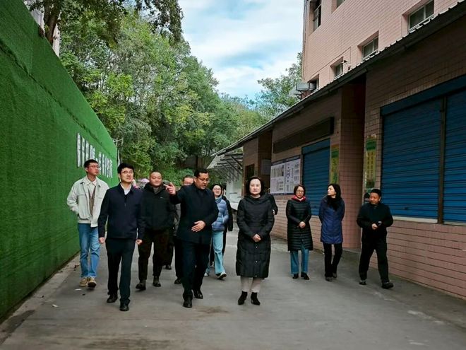 人大调研促提质于晓积一行赴万四中调研塑胶运动场项目建设进度(图1)