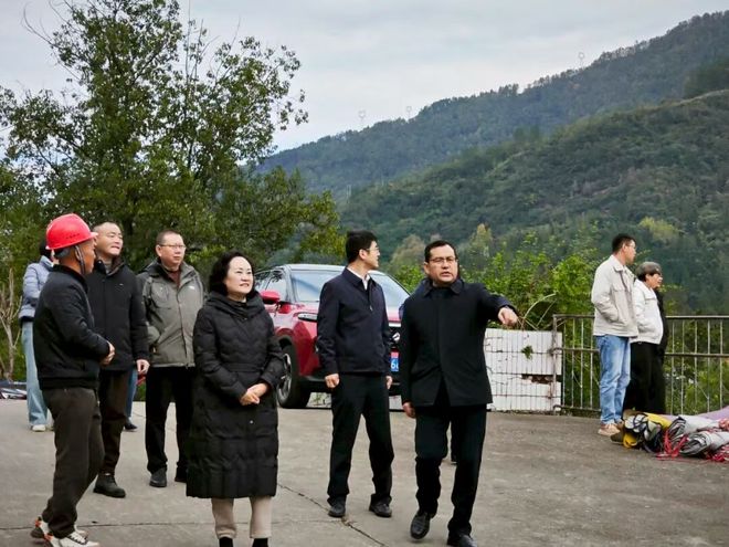 人大调研促提质于晓积一行赴万四中调研塑胶运动场项目建设进度(图3)