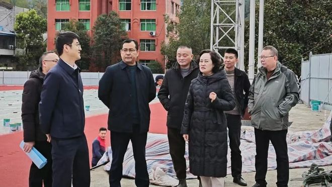 人大调研促提质于晓积一行赴万四中调研塑胶运动场项目建设进度(图2)