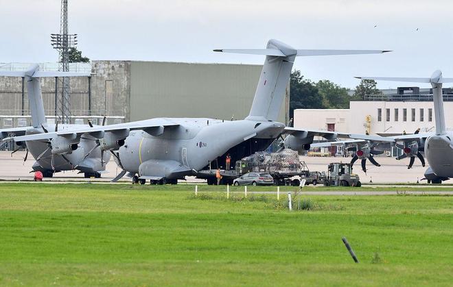 中国空军基地的钢筋铁骨让美军8亿战机成了露天靶子！(图2)