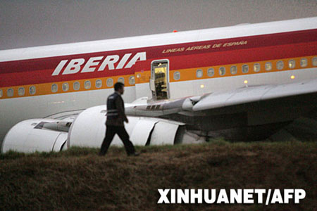 西班牙客机降落时滑出跑道(图1)