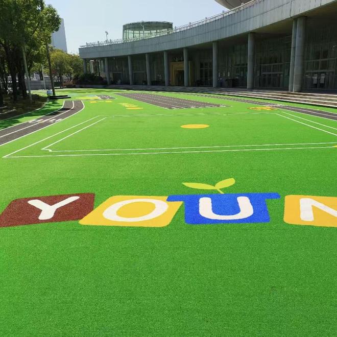 幼儿园人造草坪：安全环保与柔软度是首要考量(图1)