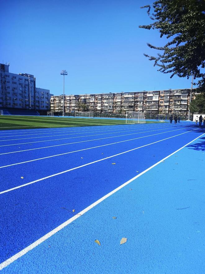 一分钟搞懂混合型塑胶跑道的制作原理(图1)