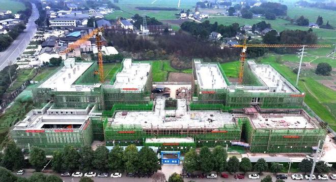 抓项目促投资 奋力冲刺四季度丨邛崃市失能老年人照护中心主体封顶！(图1)