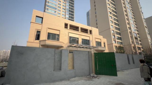 郑州一小区商铺改车位变私家院 城管责令恢复原状仍难阻施工(图1)