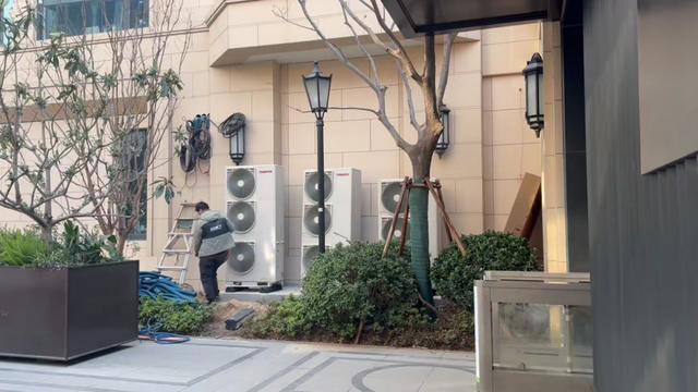 郑州一小区商铺改车位变私家院 城管责令恢复原状仍难阻施工(图3)