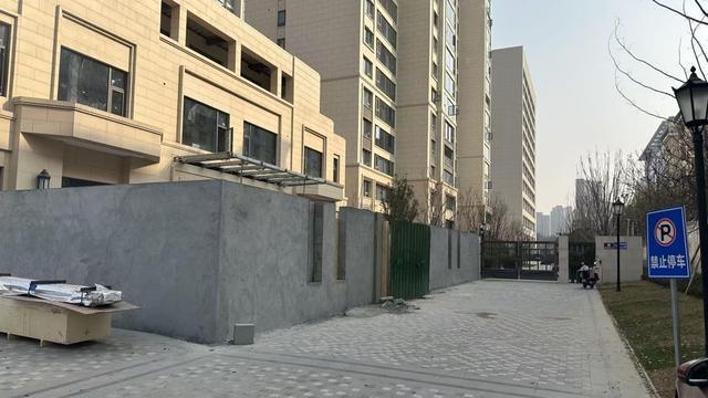 郑州一小区商铺改车位变私家院 城管责令恢复原状仍难阻施工(图4)