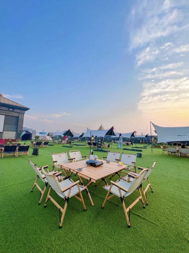 人造草坪和天然草坪的区别？优缺点对比超直观(图1)