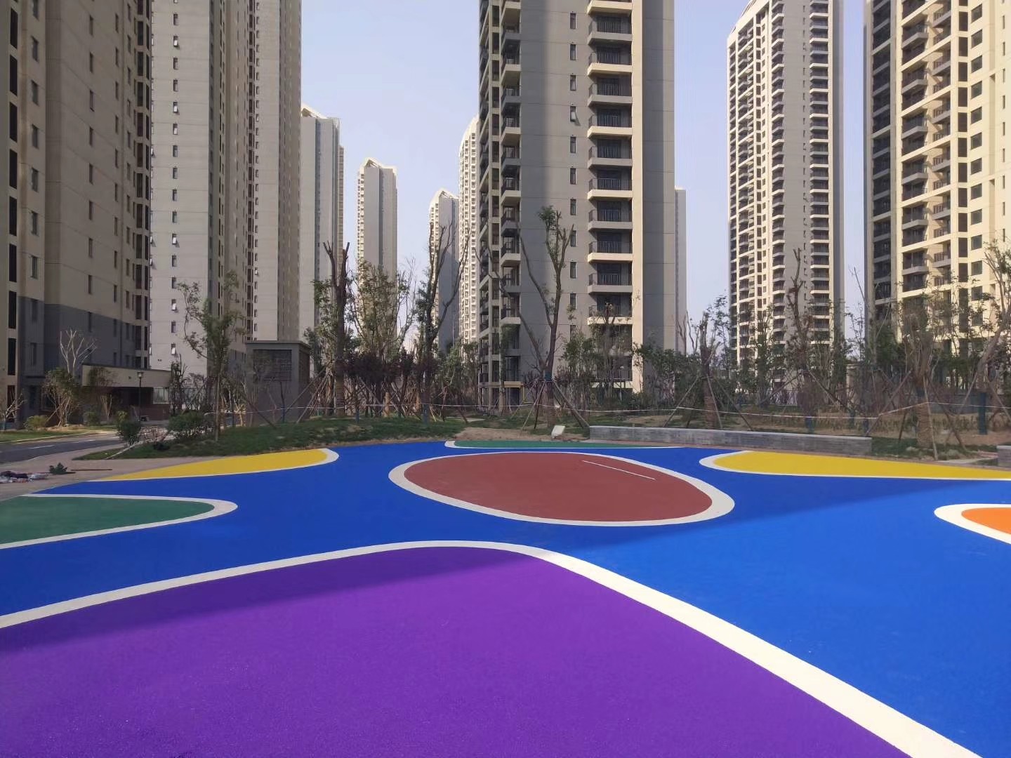 硅pu球场篮球场室外羽毛球操场地面透气型塑胶跑道篮材料地面(图1)