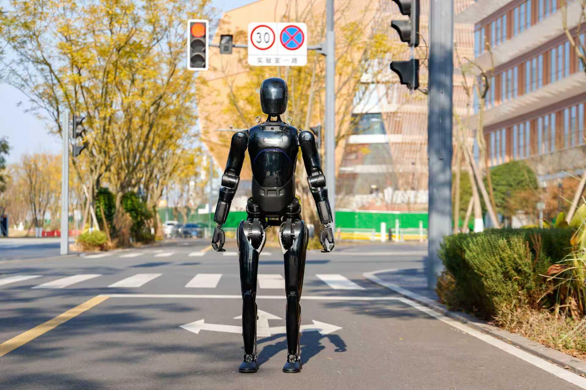 四川人形机器人训练场景实现“多点开花”(图1)