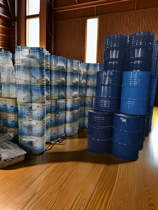 从材料层面和施工层面分析硅PU球场开裂的根本原因。(图1)