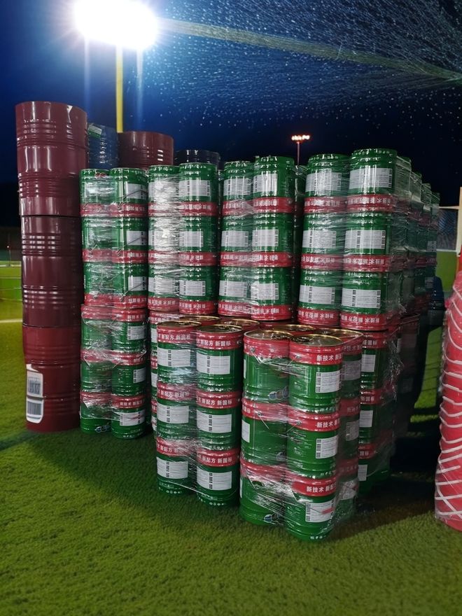 从材料层面和施工层面分析硅PU球场开裂的根本原因。(图2)