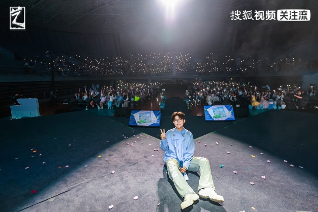 唐汉霄王靖雯夏日唱响搜狐视频关注流祝福同济复旦毕业生(图2)