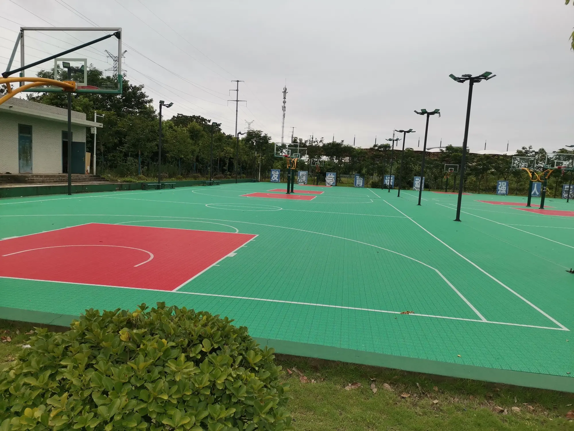 2026铜仁塑胶跑道厂家推荐复合型塑胶跑道全塑型自结纹弹性丙烯酸球场厂家优选指南！(图1)